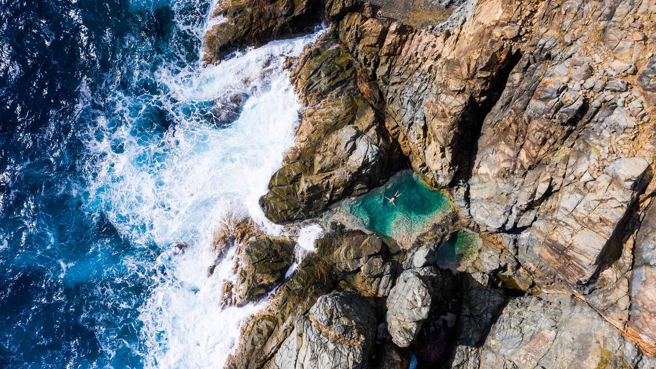 Piscine naturelle au nord-est de Saint Barthélemy, mer des Caraïbes, Antilles françaises (© dbimages/Alamy banque d’images) desktop wallpaper