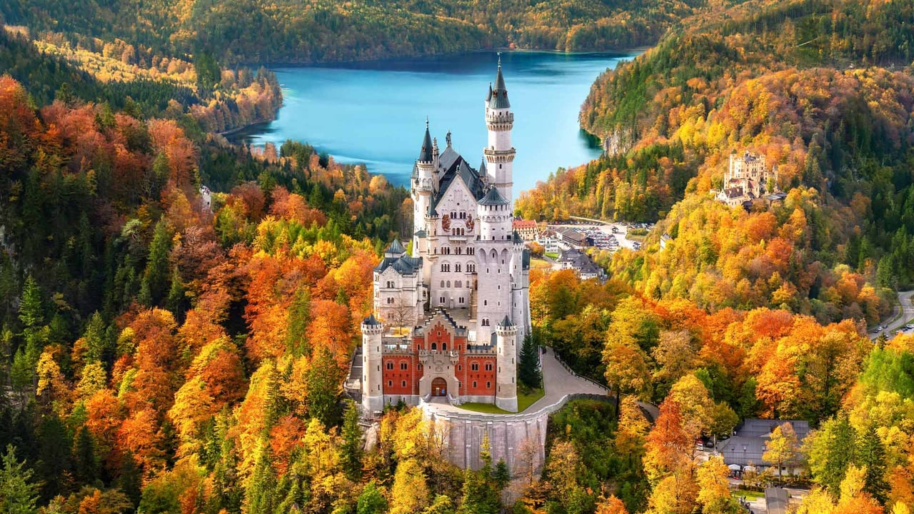 Schloss Neuschwanstein im Herbst, Schwangau, Bayern (© NNER/Shutterstock) desktop wallpaper