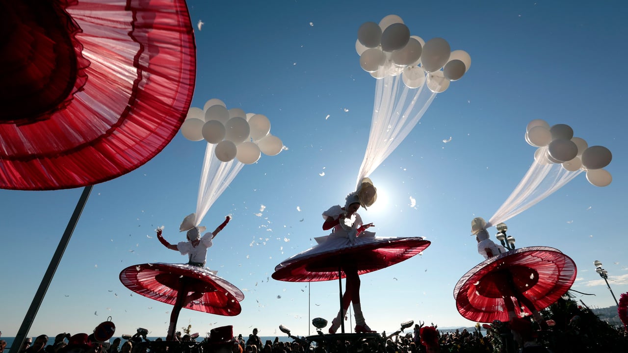 Performance d’artistes lors de la parade du carnaval de Nice en 2013 (© REUTERS/Eric Gaillard) desktop wallpaper