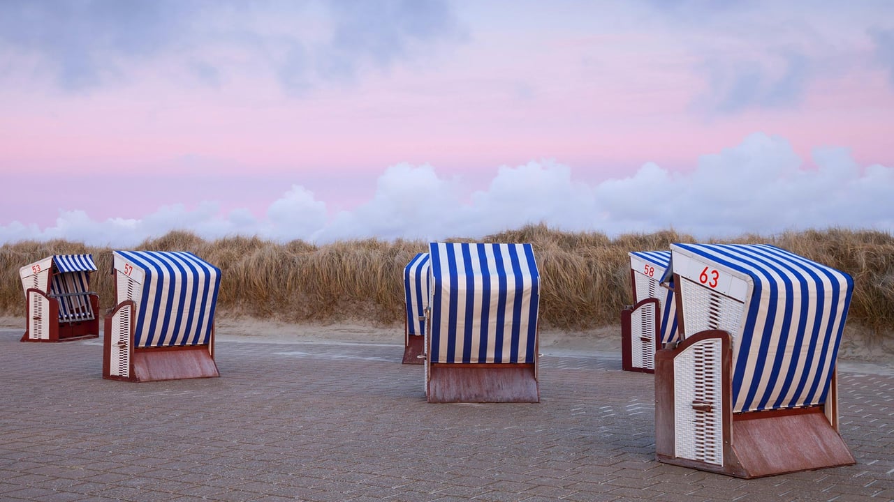 Strandkörbe im Abendrot am Nordstrand der Insel Borkum, Niedersachsen (© DEEPOL by plainpicture/Wilfried Wirth) desktop wallpaper