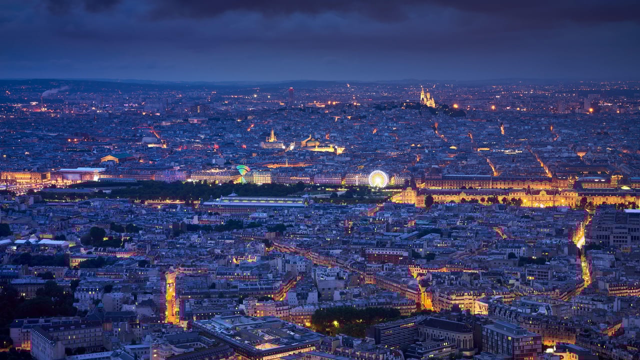 Vue aérienne de Paris au crépuscule avec le Jardin des Tuileries, le Louvre et le Sacré-Cœur de Montmartre (© Francois Roux/Alamy Stock Photo) desktop wallpaper
