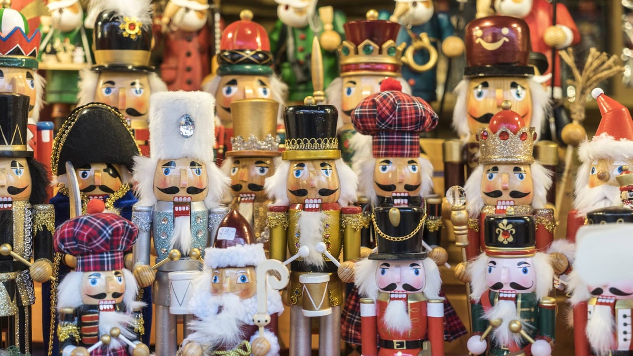 Souvenirverkauf auf dem Christkindlesmarkt, Nürnberg (© AlpKaya/Shutterstock) desktop wallpaper