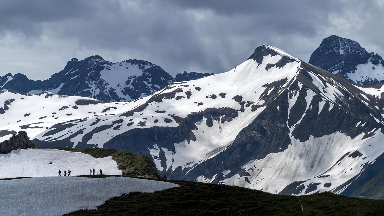 Wandergruppe in den Allgäuer Alpen bei Oberstdorf, Bayern, Deutschland (© Westend61/Getty Images) desktop wallpaper