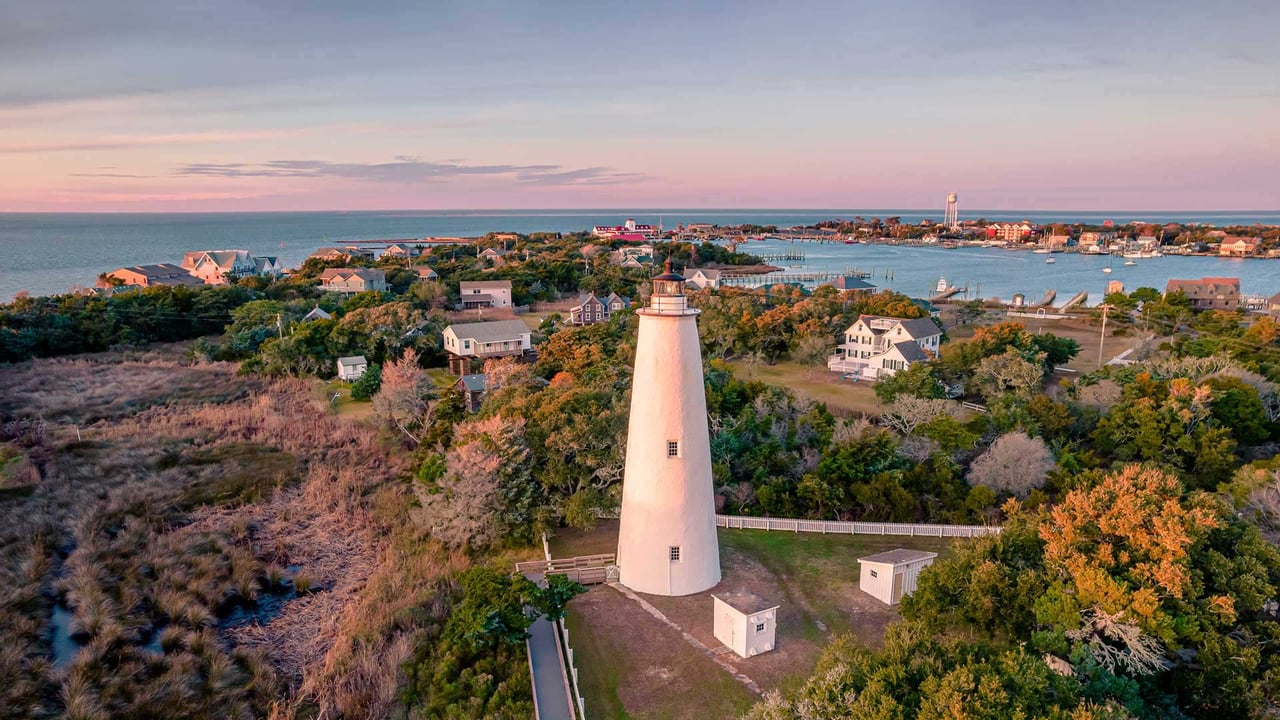 Ocracoke Lighthouse on Ocracoke Island, North Carolina (© Chansak Joe/Getty Images) desktop wallpaper