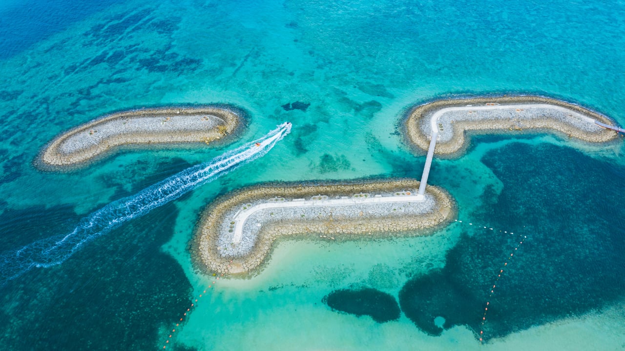 「サンマリーナビーチの桟橋」沖縄 (© kokouu/Getty Images) desktop wallpaper