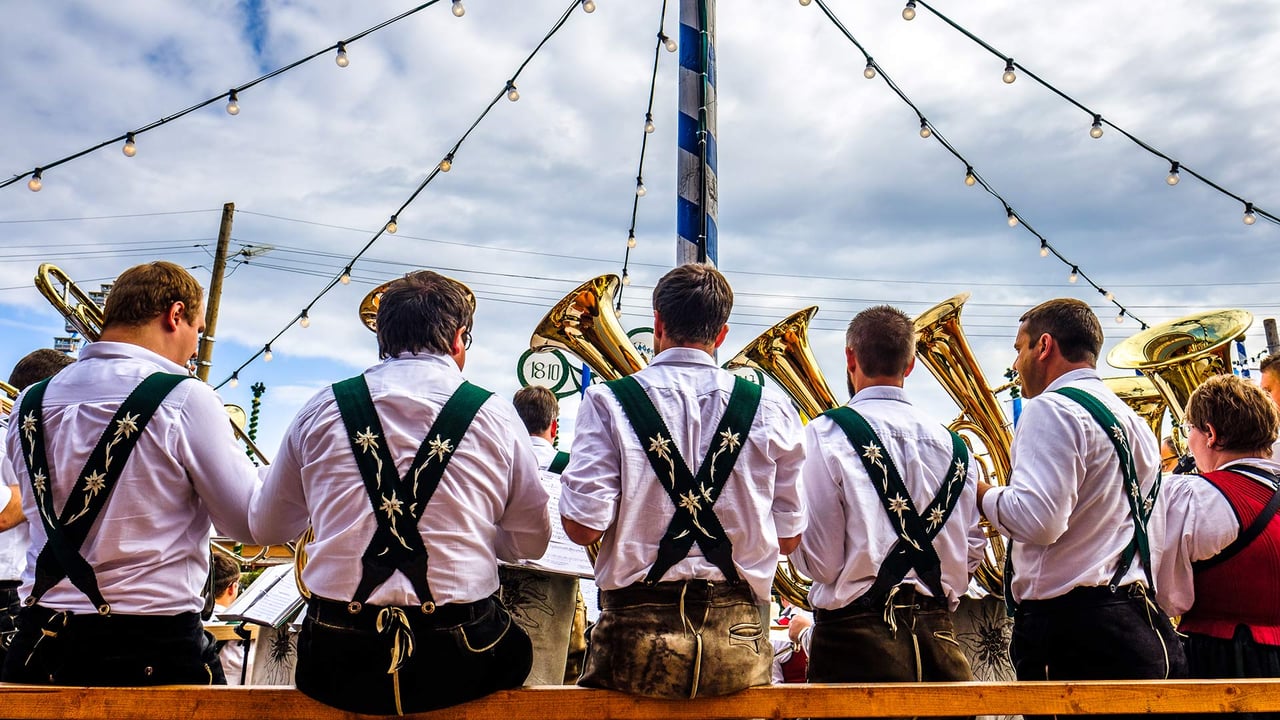 Eine Blaskapelle auf dem Oktoberfest in München, Bayern, Deutschland (© FooTToo/iStock Editorial/Getty Images Plus) desktop wallpaper