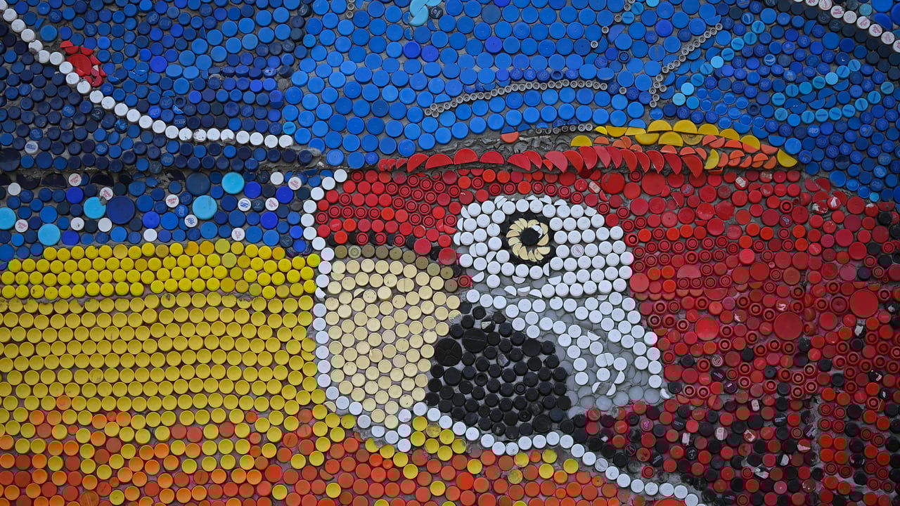 Bottle-cap mural made by Oscar Olivares in Guatire, Venezuela (© FEDERICO PARRA/AFP via Getty Images) desktop wallpaper