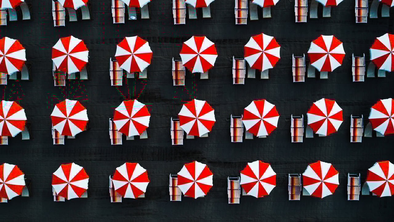 Ombrelloni simmetrici visti dall'alto, Massa, Toscana (© Abstract Aerial Art/DigitalVision) desktop wallpaper