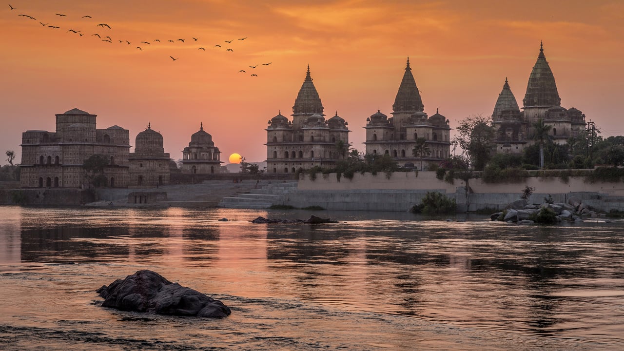 The monuments of Orchha in Madhya Pradesh, India (© Kevin Standage/Shutterstock) desktop wallpaper