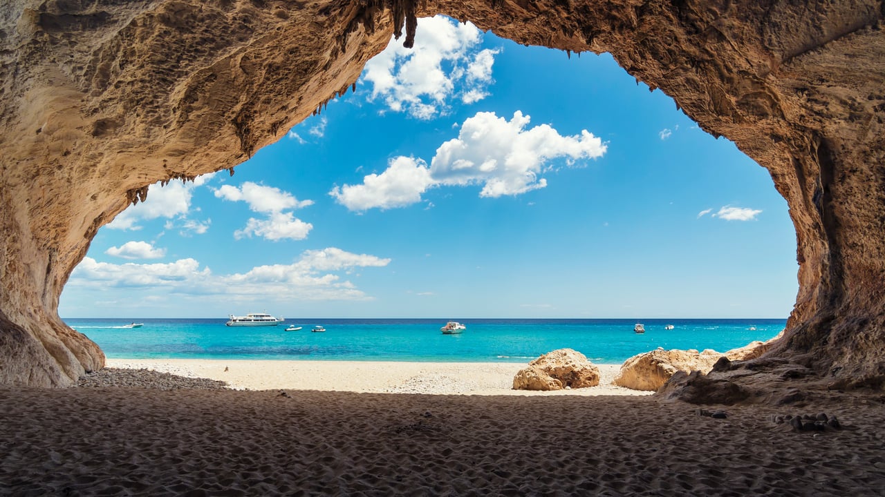 Cala Luna, Golfo de Orosei, Cerdeña, Italia (© EyeEm Mobile GmbH/Getty Images) desktop wallpaper