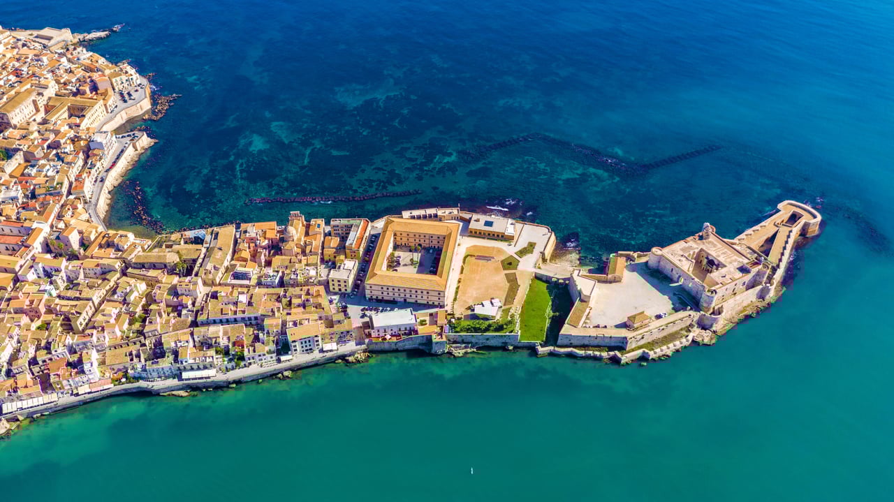 Ortygia, a small island off the coast of Syracuse, Sicily, Italy (© DaLiu/Shutterstock) desktop wallpaper