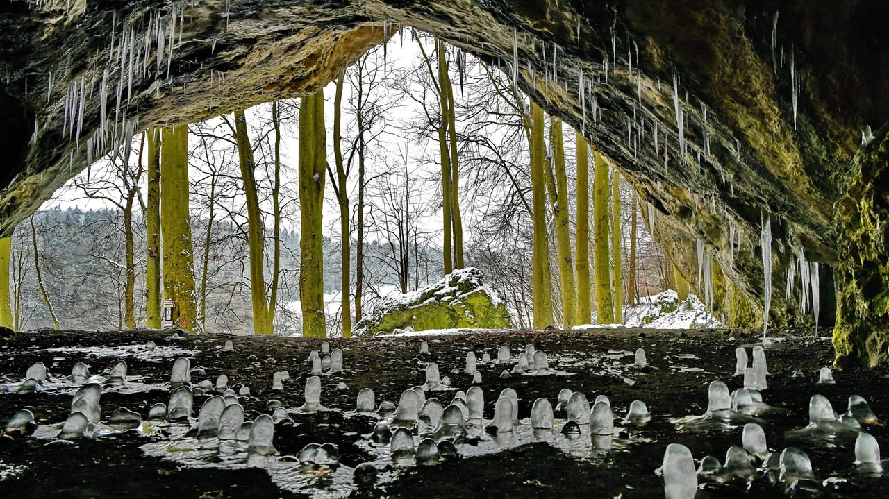 Eiszapfen in der Oswaldhöhle bei Muggendorf, Bayern (© Rüdiger Hess/geo-select FotoArt) desktop wallpaper