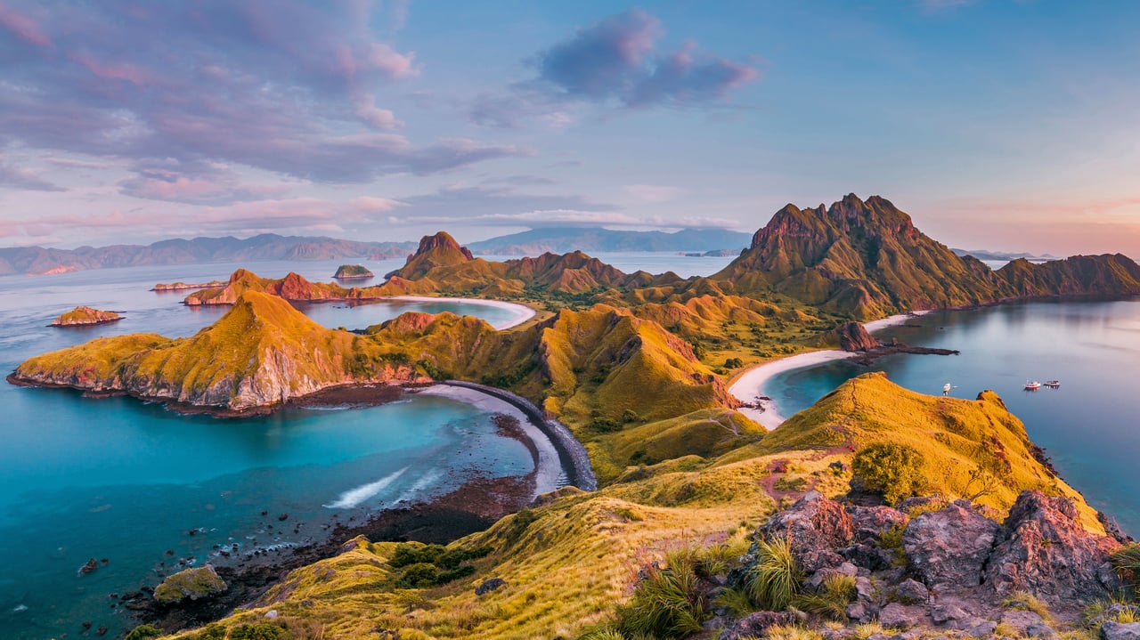 Komodo National Park, Indonesia (© Thrithot/Adobe Stock) desktop wallpaper
