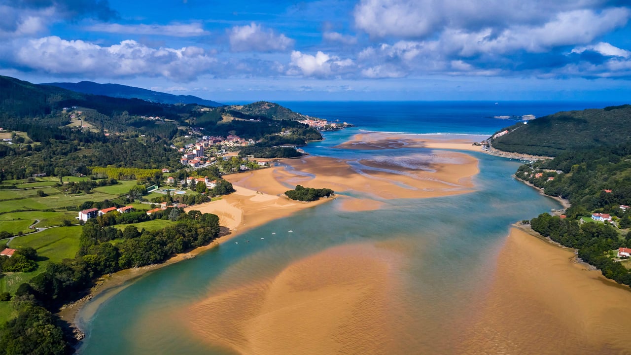 Río Oca, Mundaka, Vizcaya, País Vasco, España (© Tuul and Bruno Morandi/Alamy) desktop wallpaper