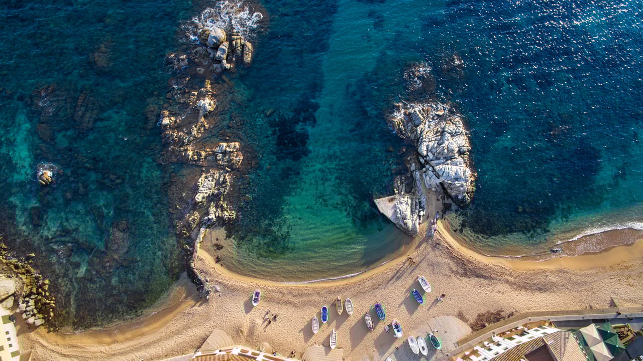 Vista aérea de Port Bo de Calella en la costa de Palafrugell, Gerona, Cataluña, España (© AlexKazachok2/iStock/Getty Images Plus) desktop wallpaper
