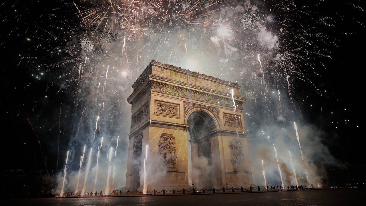 Arc de Triomphe sous les feux d’artifice, Paris (© Kiran Ridley/Getty Images) desktop wallpaper