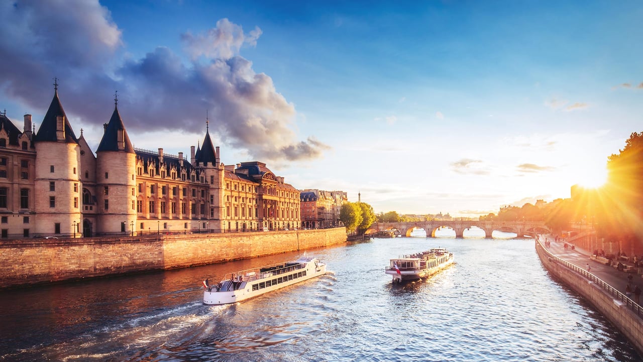 Coucher de soleil sur la Seine avec la Conciergerie, Paris (© Britus/iStock/Getty Images Plus) desktop wallpaper