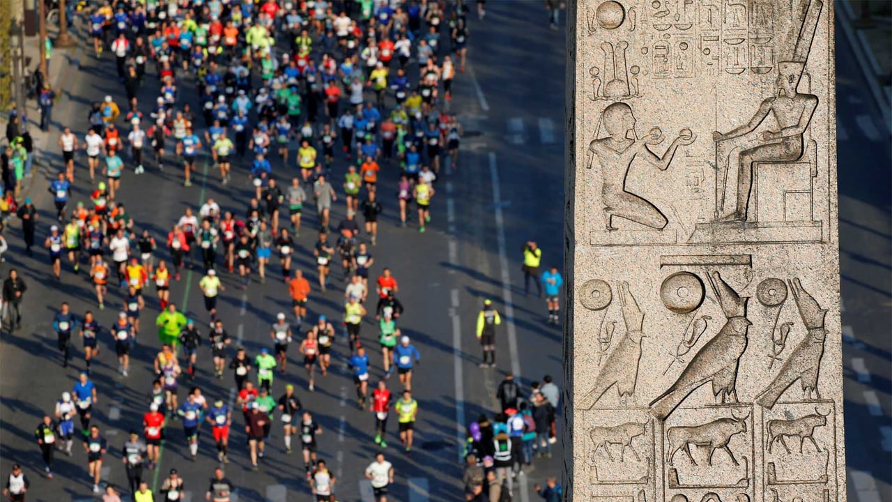 Coureurs lors du Marathon de Paris, Obélisque de la place de la Concorde, Paris (© REUTERS/Regis Duvignau) desktop wallpaper