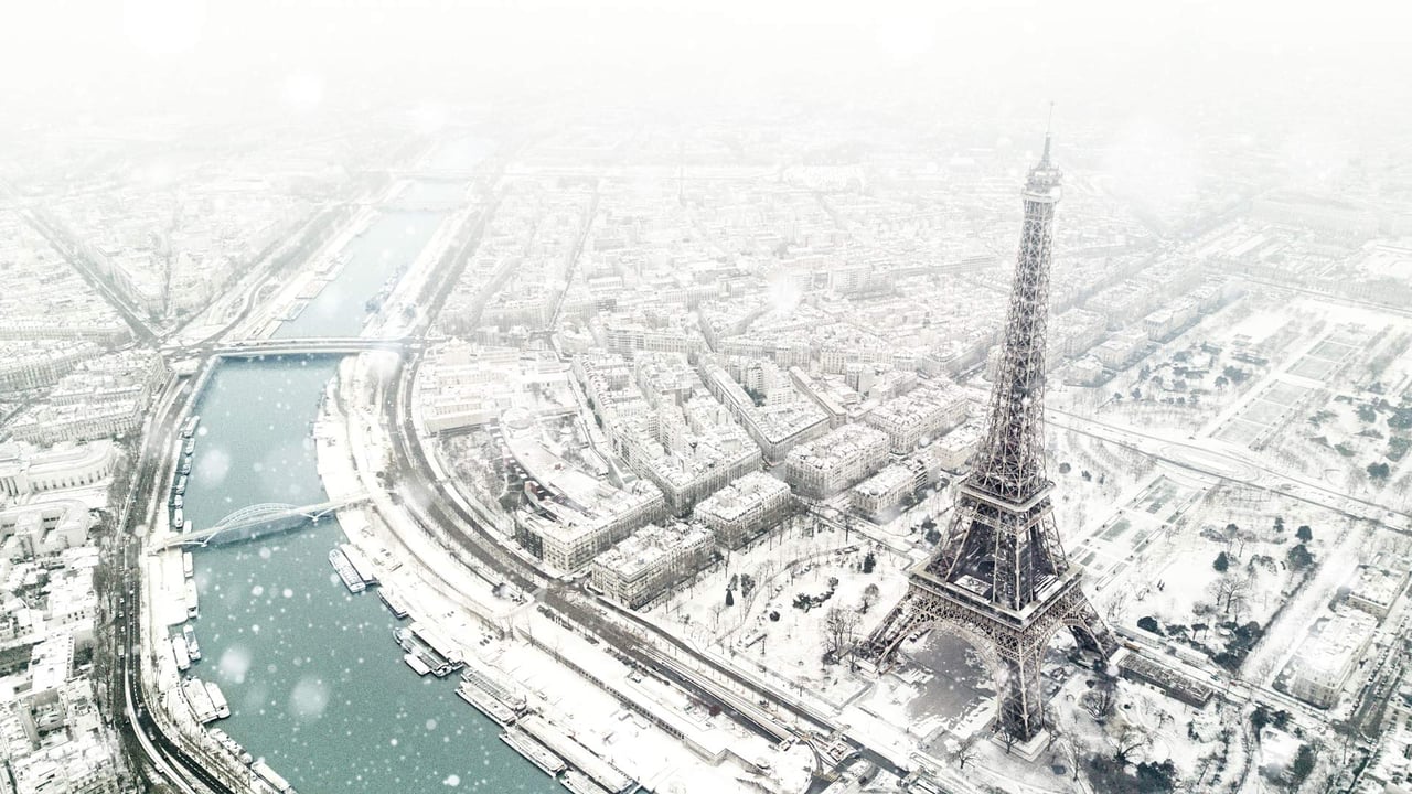La tour Eiffel sous la neige, Paris (© Orbon Alija/Getty Images) desktop wallpaper