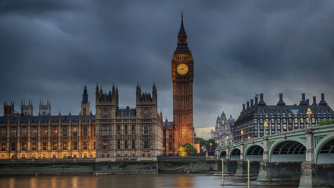 Houses of Parliament on a cloudy evening in London (© chbaum/Shutterstock) desktop wallpaper