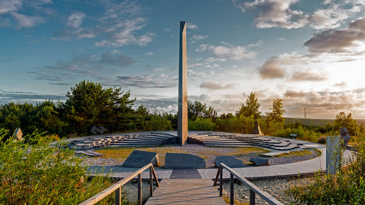 Sundial on Parnidis Dune, Curonian Spit, Lithuania (© amoklv/Getty Images) desktop wallpaper