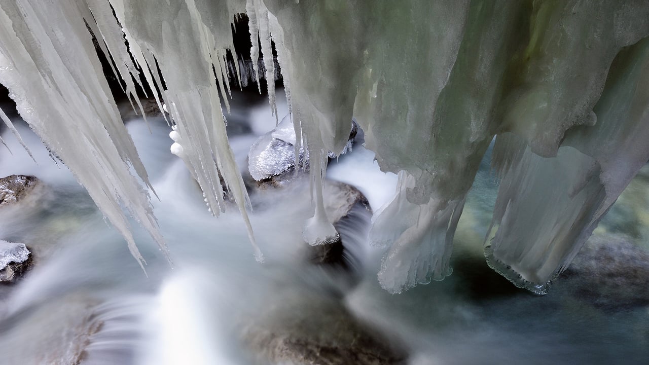 Eiszapfen in der Partnachklamm, Garmisch-Partenkirchen, Bayern, Deutschland (© Hans Lippert/Getty Images) desktop wallpaper