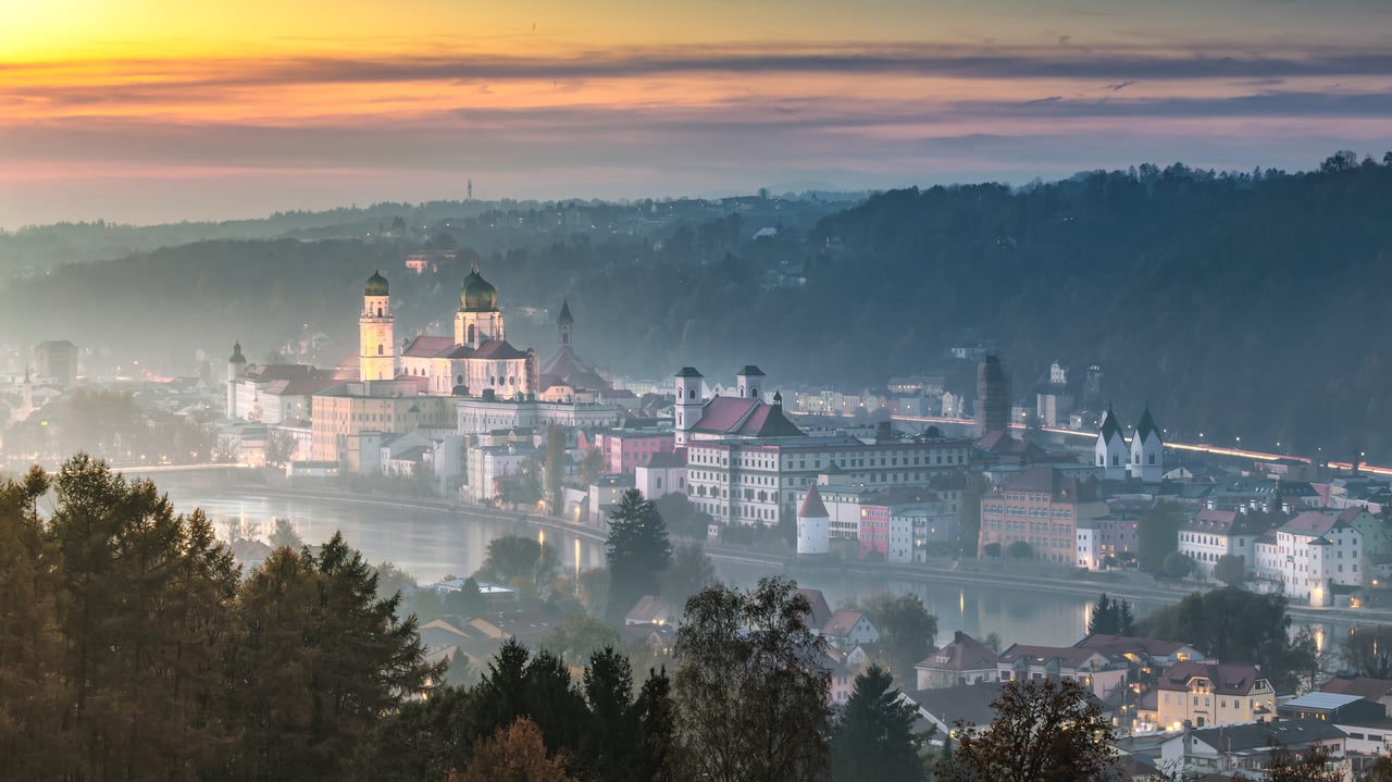 Abenddämmerung über der Altstadt von Passau, Bayern (© Sergey Alimov/Moment/Getty Images) desktop wallpaper