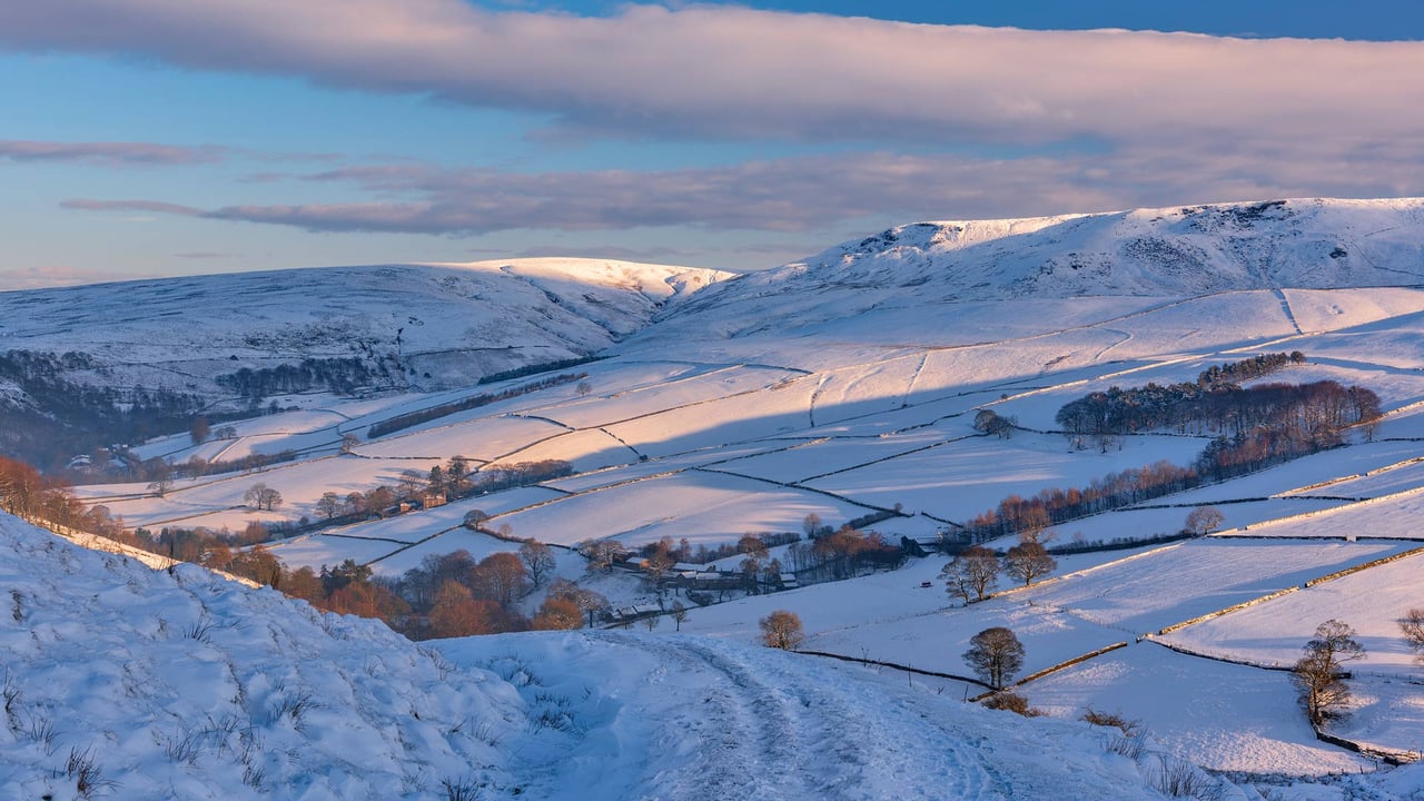 Kinder Scout at sunrise, Peak District National Park, England (© john finney photography/Getty Images) desktop wallpaper