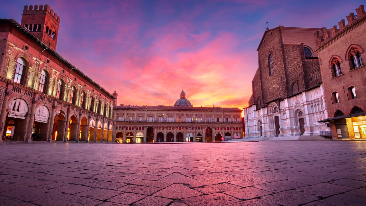 Piazza Maggiore, Bologna, Italy (© RudyBalasko/Getty Images) desktop wallpaper