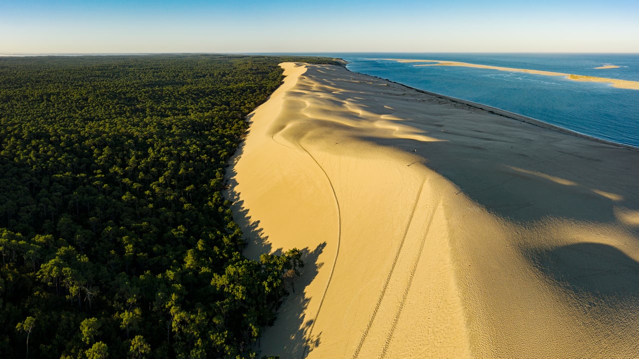 Dune du Pilat au lever du soleil, Pyla-sur-Mer, Arcachon France (© aluxum/iStock/Getty Images Plus) desktop wallpaper