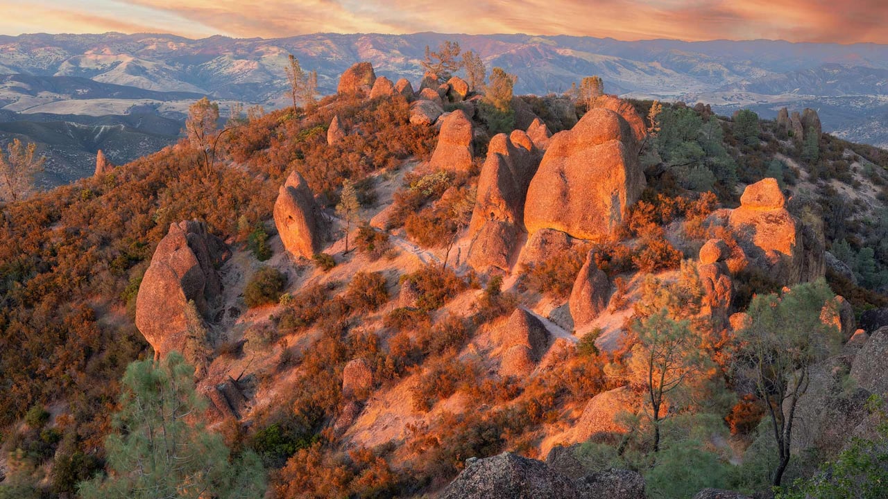 High Peaks Trail in Pinnacles National Park, San Benito County, California (© yhelfman/Getty Images) desktop wallpaper
