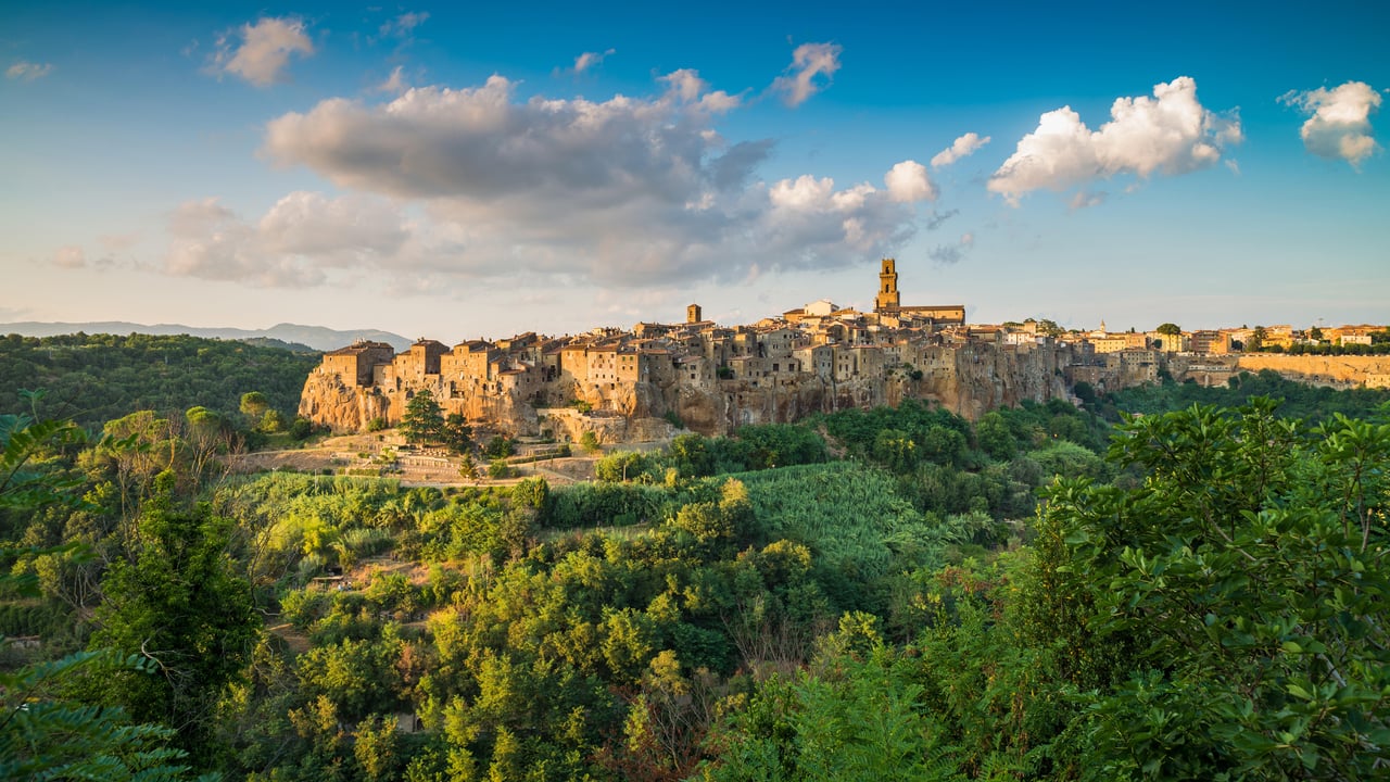 Pitigliano al tramonto, Provincia di Grosseto, Toscana (© Ivoha/Alamy Stock Photo) desktop wallpaper