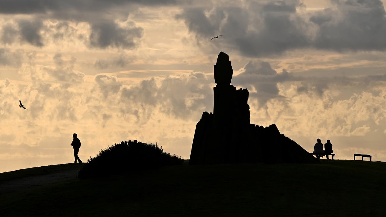 Coucher de soleil sur la Méditerranée près du Bateau Ivre, monument en l’honneur d’Arthur Rimbaud, Parc du Prado, Marseille (© GERARD JULIEN/AFP via Getty Images) desktop wallpaper