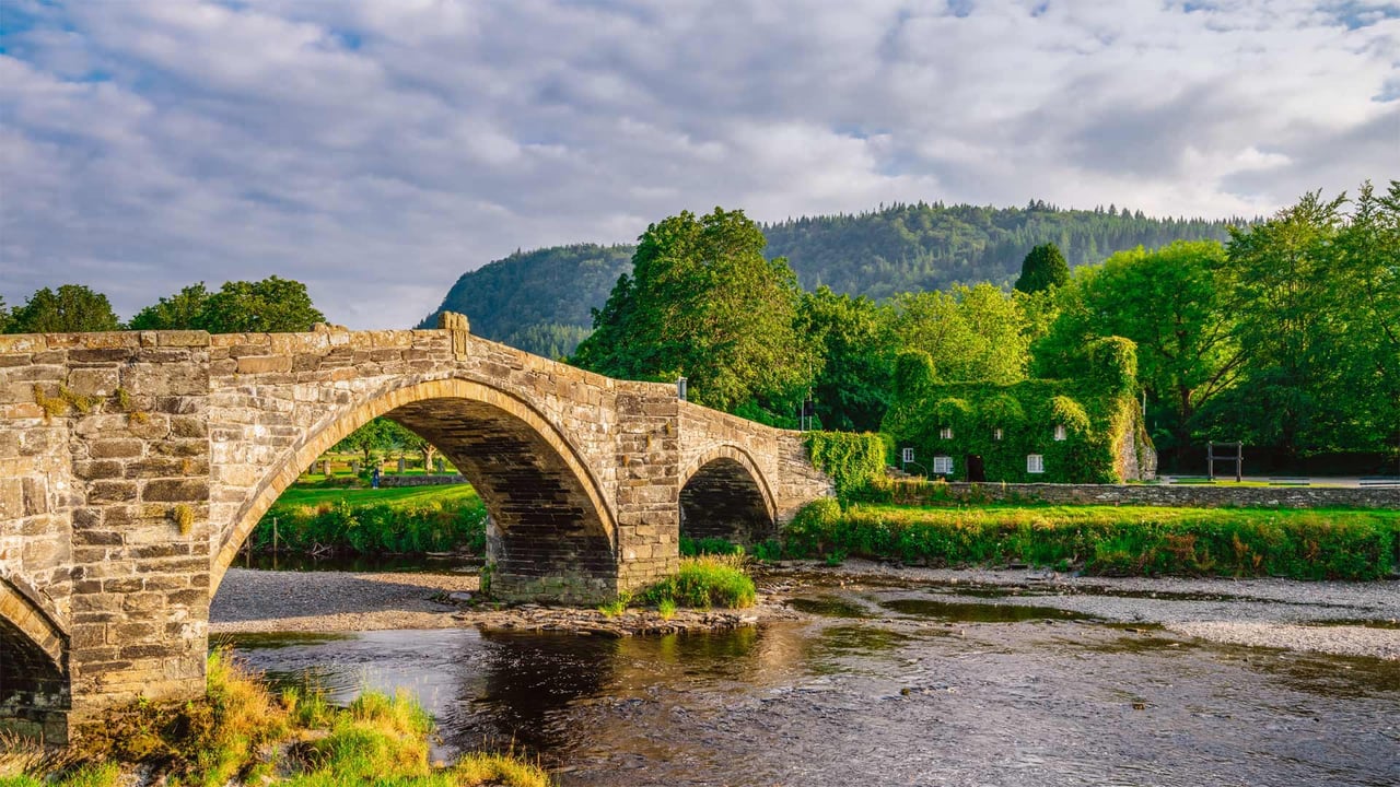 Pont Fawr, a stone arch bridge in Llanrwst, Wales, UK (© Pajor Pawel/Shutterstock) desktop wallpaper