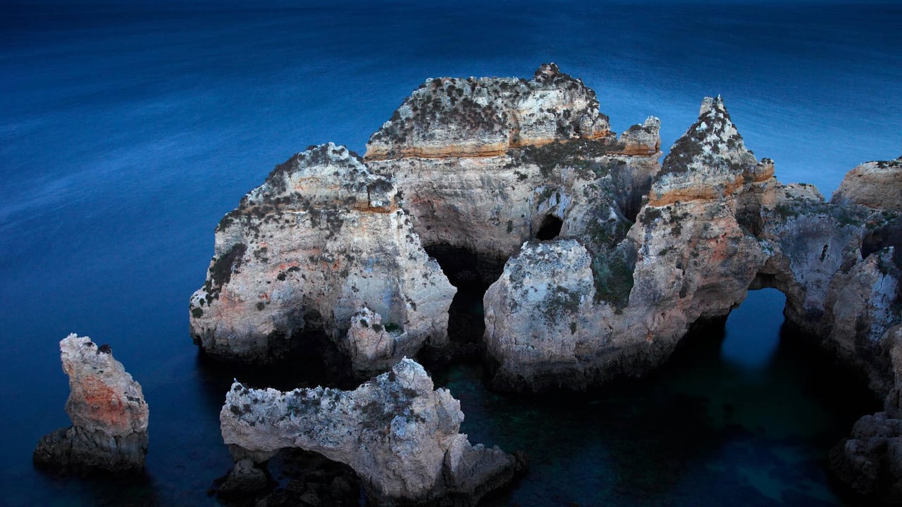 阿尔加维海岸附近的Ponta da Piedade岩层,葡萄牙 (© David Santiago Garcia/Offset) desktop wallpaper