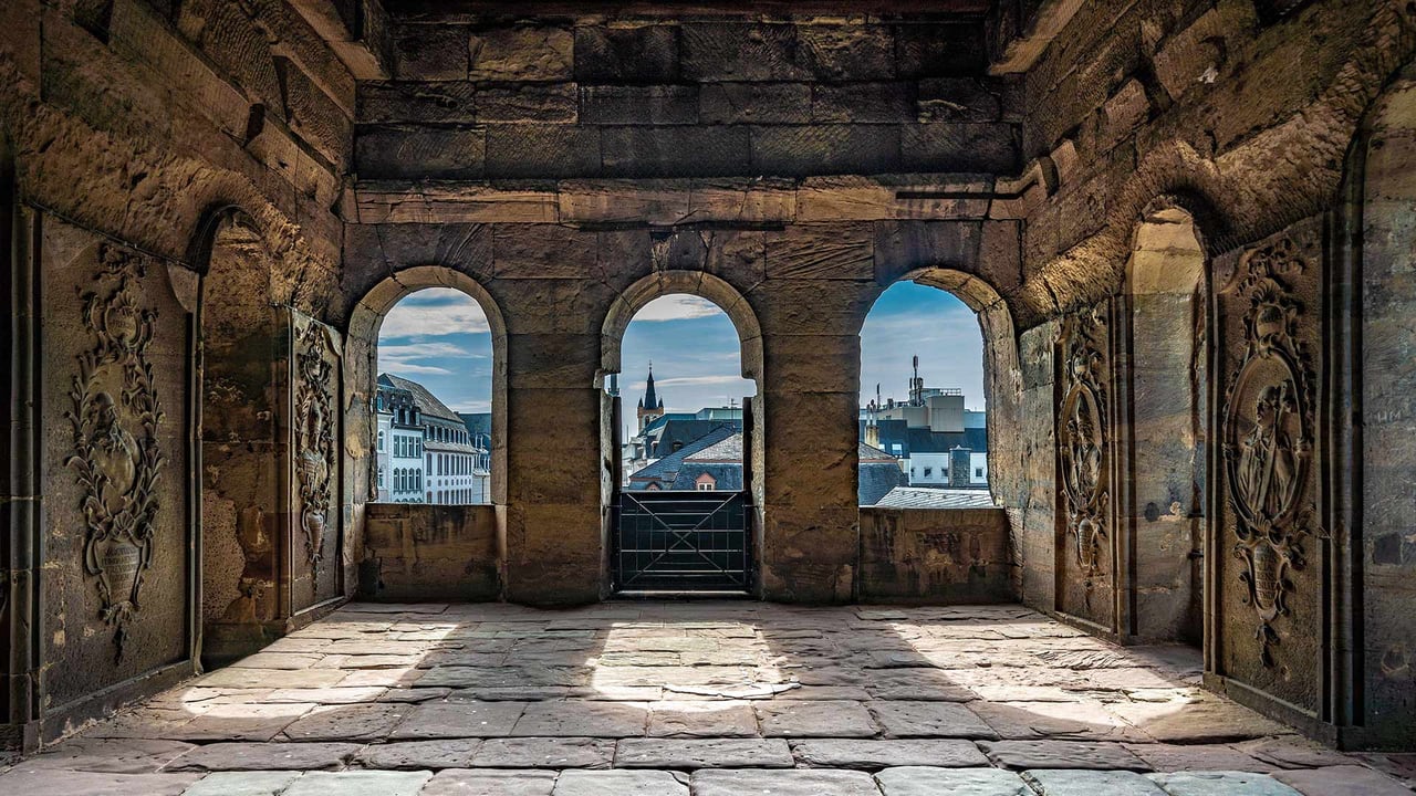 Im Innern der Porta Nigra, Trier, Rheinland-Pfalz (© Stockinasia/Alamy Stock Photo) desktop wallpaper