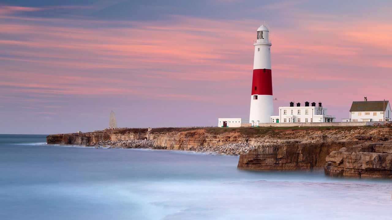 波特兰比尔灯塔处的晨光和海浪,英格兰多塞特郡 (© Lee Pengelly/Getty Images Plus) desktop wallpaper