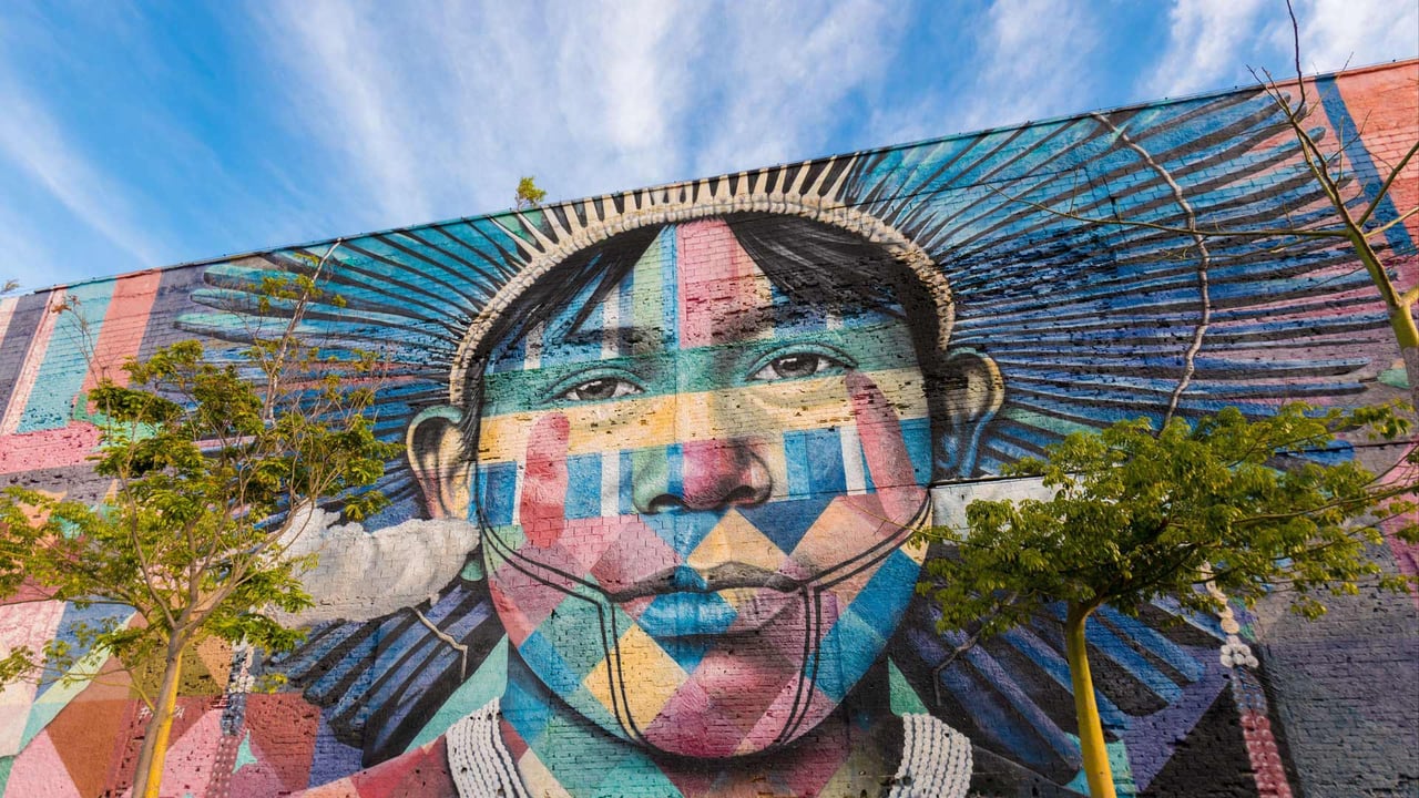 Mural de Eduardo Kobra ‘Povos Nativos dos 5 continentes’ (© Donatas Dabravolskas/Alamy) desktop wallpaper