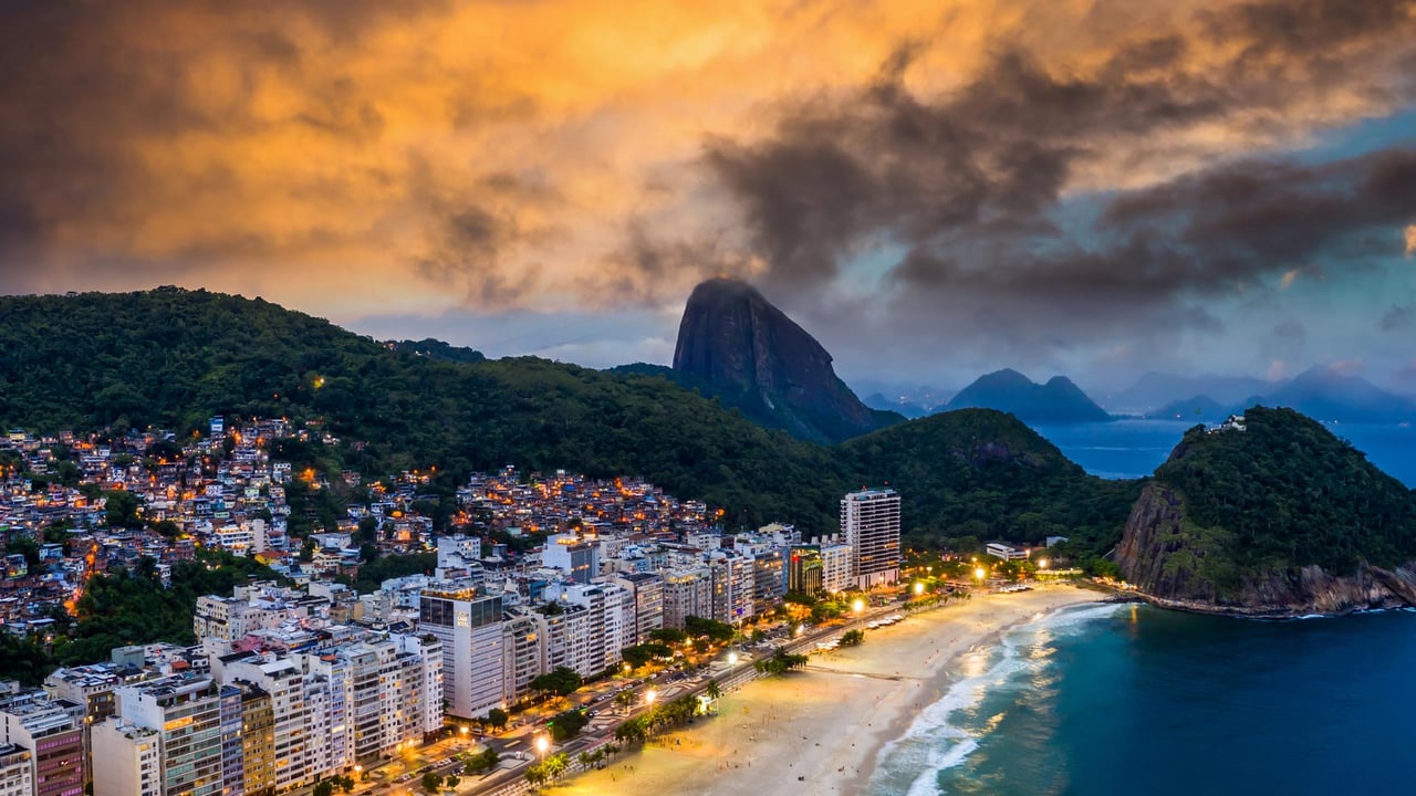 Praia de Copacabana, Rio de Janeiro, Brasil (© Anton Petrus/Getty Images) desktop wallpaper