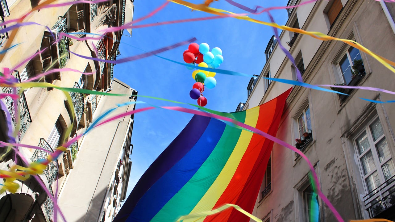 Drapeau arc-en-ciel dans une rue du Marais, Paris (© MisterStock/Shutterstock) desktop wallpaper