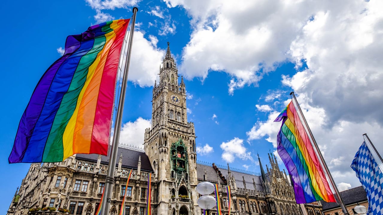 Regenbogenfahnen am Münchner Rathaus (© FooTToo/iStock/Getty Images Plus) desktop wallpaper