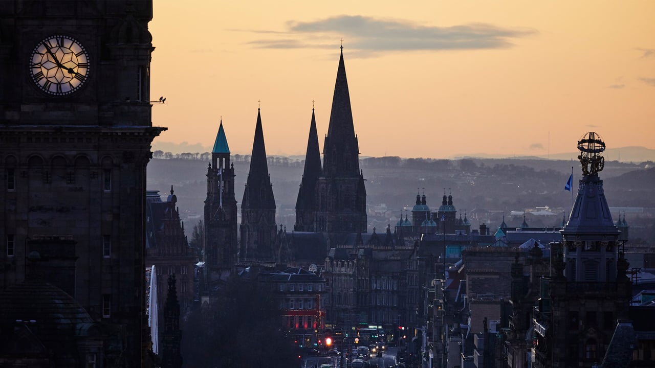 Princes Street, Edinburgh (© Andrew Merry/Moment/Getty Images) desktop wallpaper