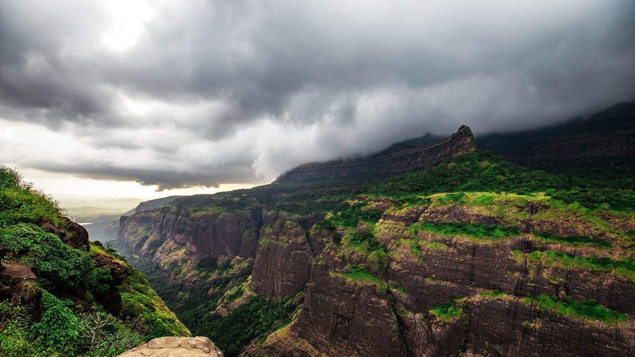 Dark clouds over the Western Ghats, Pune (© Shantanu Magdum/EyeEm/Getty Images) desktop wallpaper