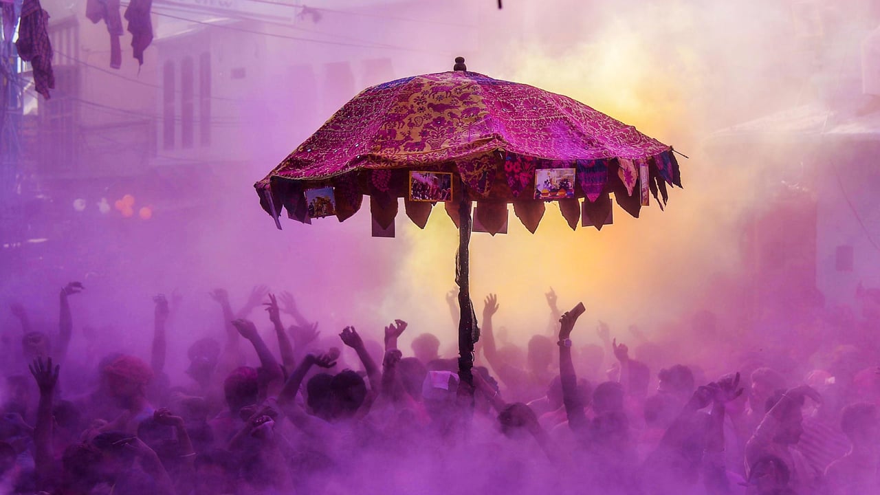 Devotees and foreign tourists partaking in 'kapda-phaar' during Holi celebrations. (© SHAUKAT AHMED/AFP/Getty Images) desktop wallpaper