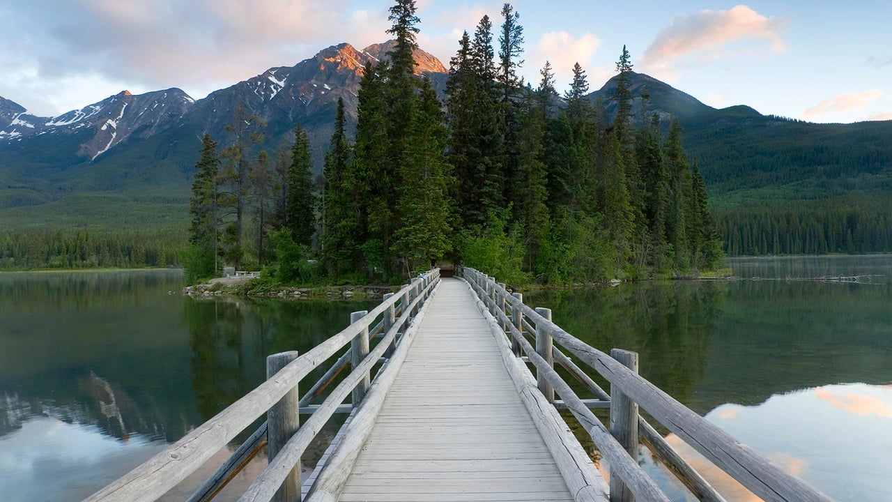 Pyramid Lake in Jasper National Park, Alta. (© Peter Adams Photography Ltd/Alamy Stock Photo) desktop wallpaper