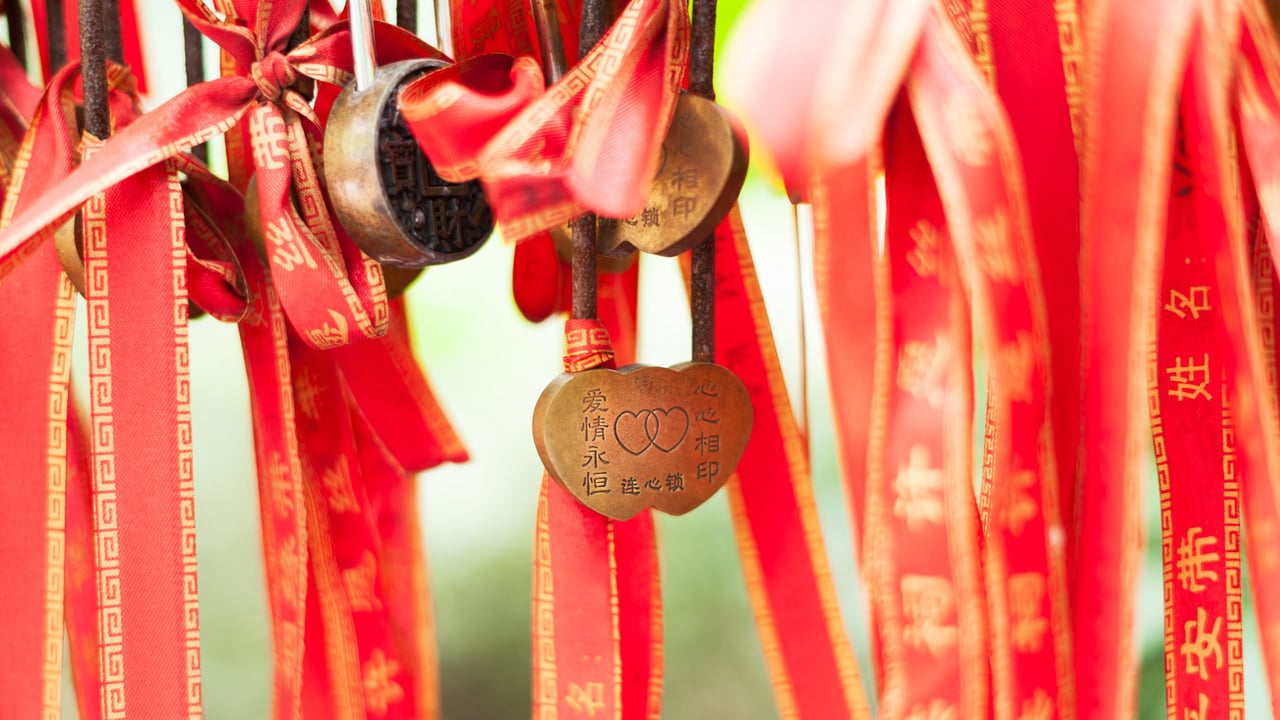 【今日七夕】Love locker on a red stripe hanging in a temple in Chengdu, China © Philippe LEJEANVRE/Getty Images desktop wallpaper