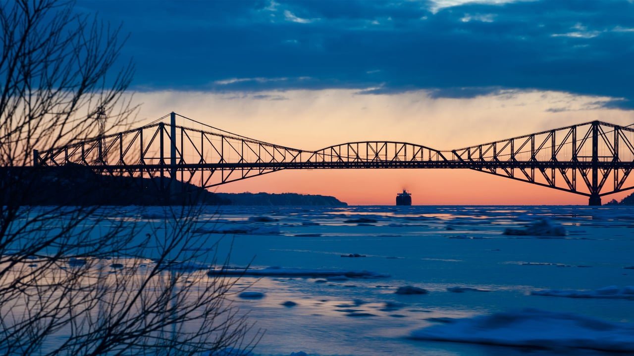 横跨圣劳伦斯河下游的魁北克大桥,加拿大 (© Ronald Santerre/Getty Images) desktop wallpaper