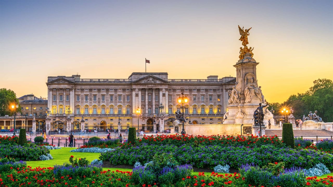 Buckingham Palace in London, England (© Pajor Pawel/Shutterstock) desktop wallpaper
