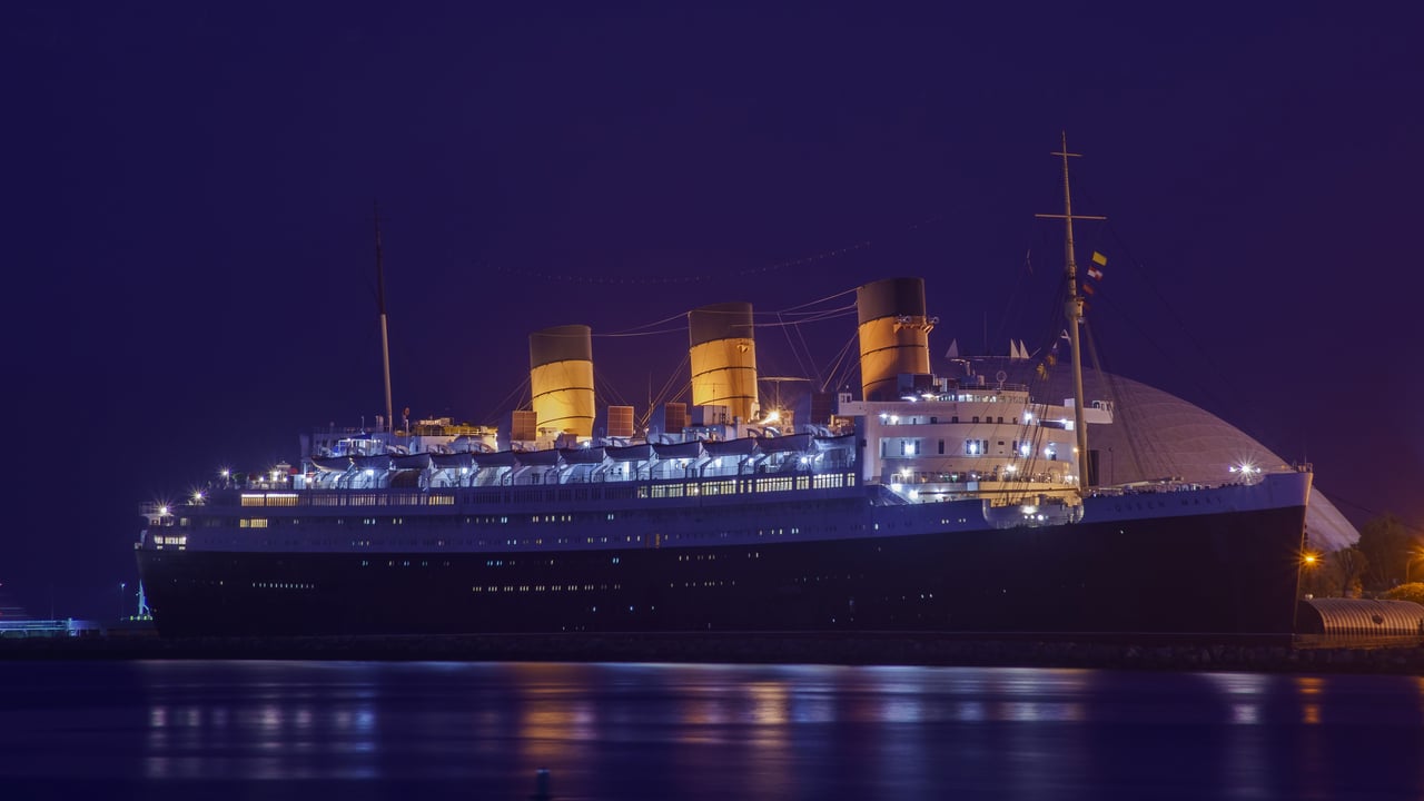 Night view of the RMS Queen Mary, Long Beach, California (© Kit Leong/Shutterstock) desktop wallpaper