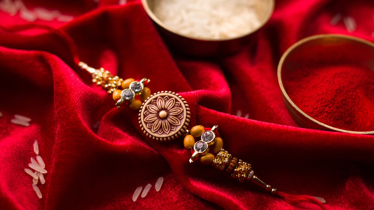 A rakhi (© Seemanta Dutta/Getty Images) desktop wallpaper